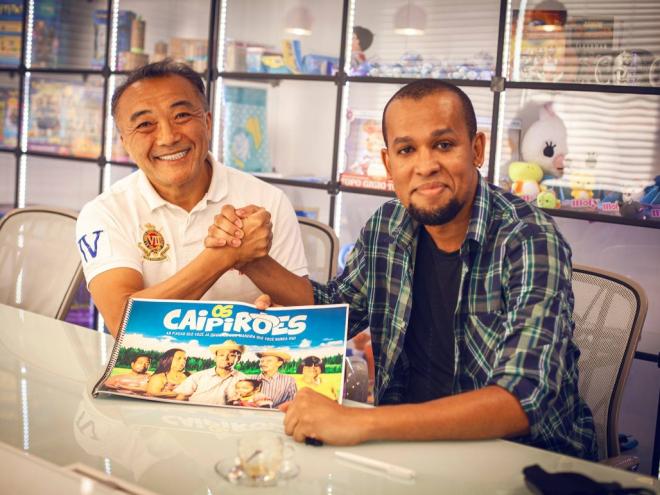 Bruno Mendes e Nelson Sato, fechando contrato de distribuição nacional dos Caipirões na Sato Company