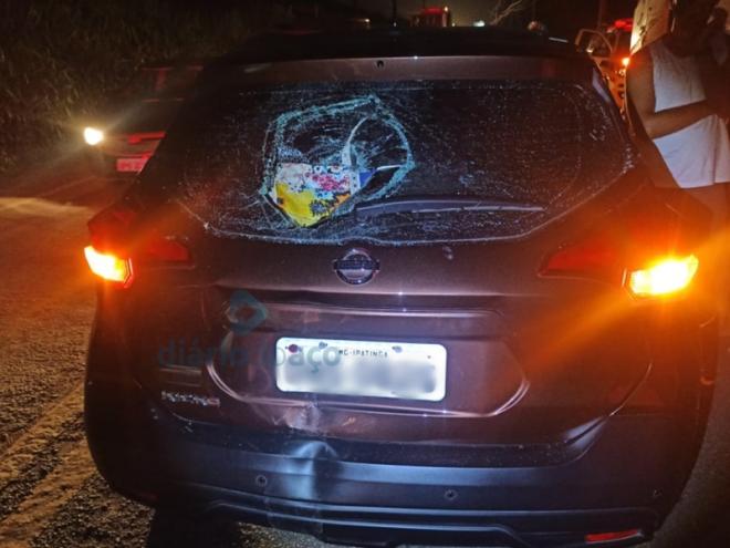 O motociclista morreu depois de bater na traseira do Nissan e caiu na pista sendo atropelado por uma carreta