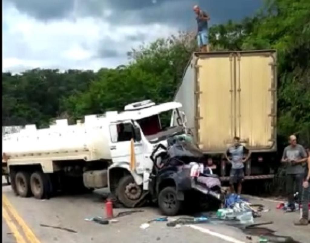 Pista foi fechada por volta das 16h, nos dois sentidos da BR-381 em Sabará 
