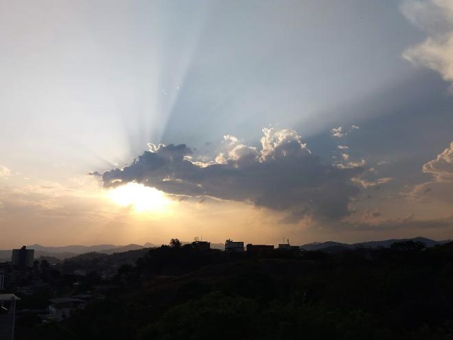 Neste período o dia fica mais longo que a noite no hemisfério sul. Hoje o sol nasceu por volta de 5h e se porá às 18h 28