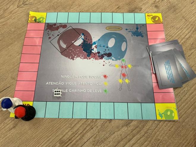 Foram criados jogos de cartas, memória e tabuleiro, de forma lúdica e criativa, com linguagem próxima às crianças
