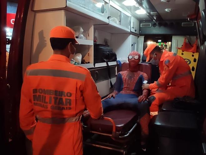 Em caso de emergência, faça igual o Homem-Aranha, ligue 193, alerta campanha de uma equipe dos Bombeiros Militares