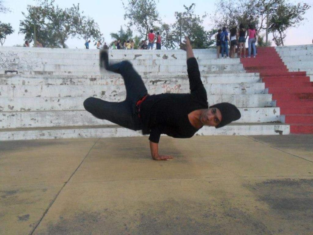 O artista B. Boy Luizin apresenta diversas referências da dança urbana