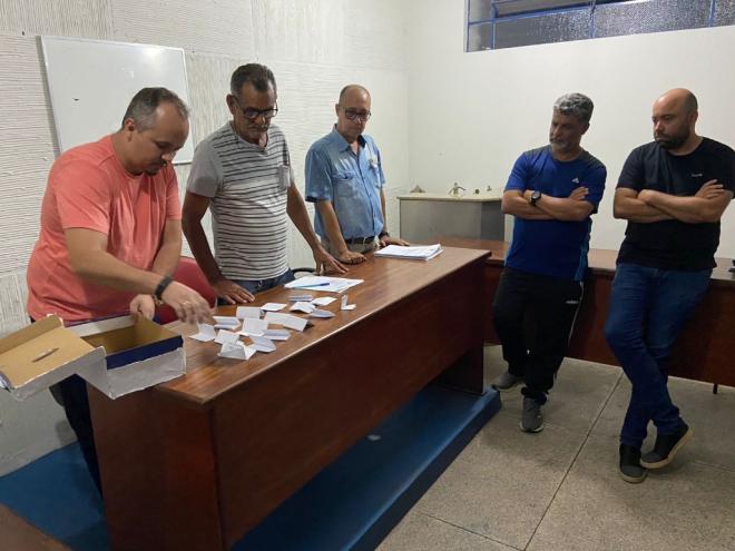 Os dois candidatos acompanharam atentamente a contagem dos votos logo após o processo de votação