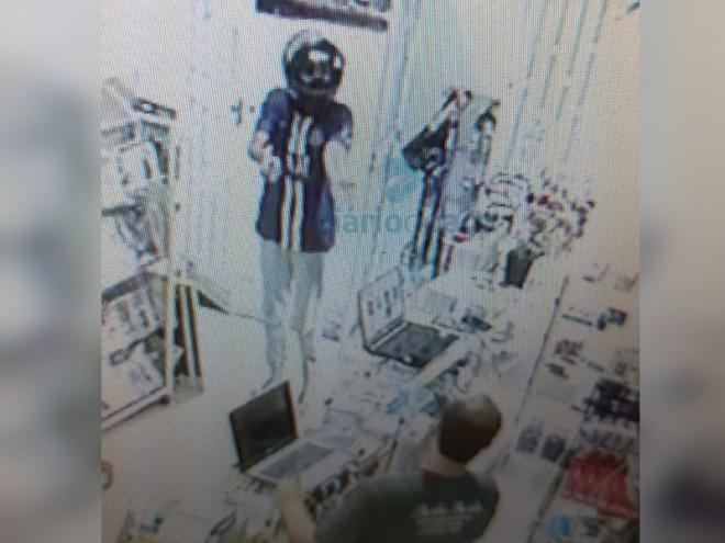 O momento que o marginal rende o comerciante e exige as joias que ele usava