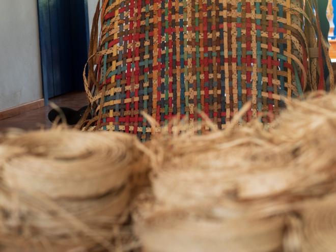 As oficinas apresentam cada etapa da técnica cultural para confecção do artesanato