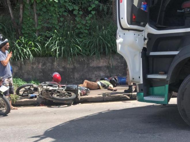 Motorista de caminhão alegou que sinalizou para fazer manobra, já o motociclista disse que foi apanhado de surpresa com a manobra 