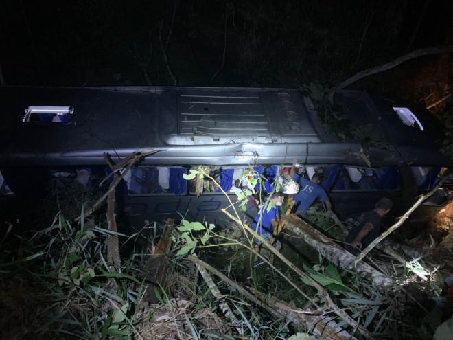Coletivo caiu em uma ribanceira à margem da BR-381 em João Monlevade 