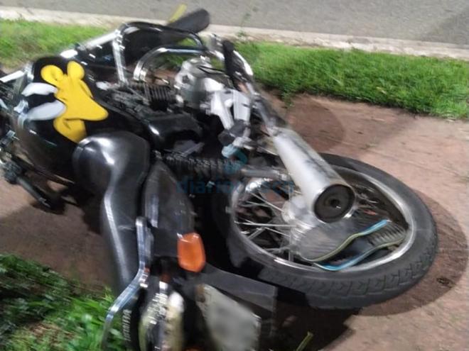 O adolescente infrator pilotava esta motocicleta que atingiu um outro adolescente na avenida