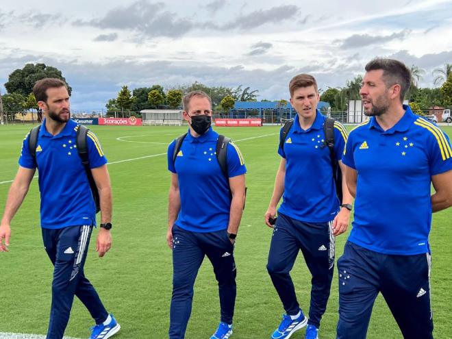 Uruguaio Paulo Pezzolano chegou acompanhado de sua comissão técnica