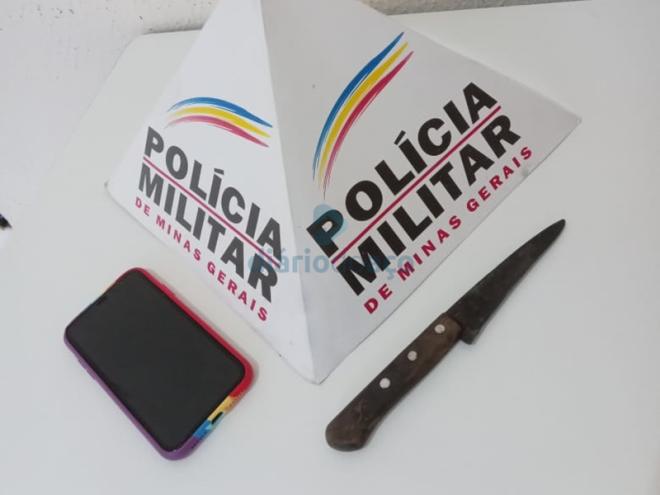 A faca usada no assalto e o celular roubado foi recuperado pelos PMs