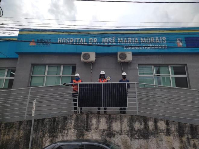 Serão instalados cerca de 156 módulos fotovoltaicos, distribuídos em uma área de aproximadamente 345 m², num custo total de R$ 258 mil