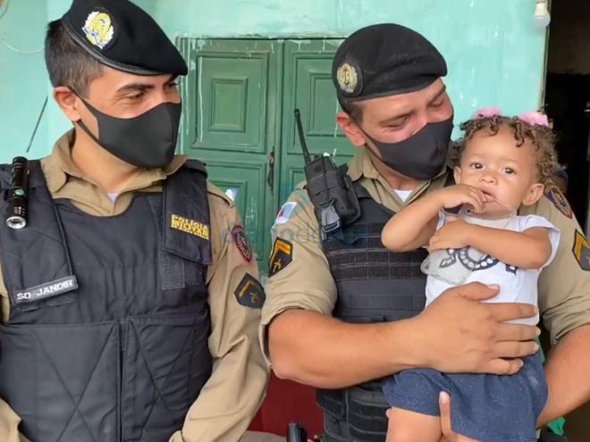 Os policiais Jandir e Greik visitaram a Maria Cecília que foi salva por eles no último domingo
