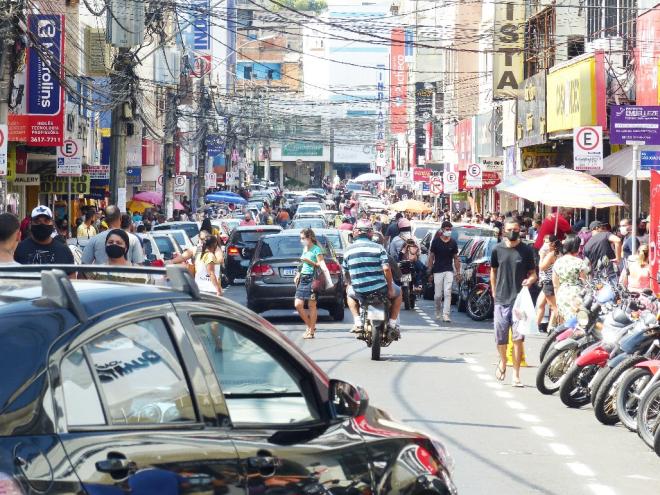 Lei busca que motoristas não parem em locais onde podem ser multados ou os passageiros sujeitos a atropelamento
