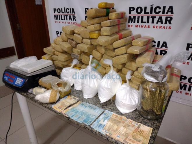 A pilha de barras de maconha, crack e cocaína foi apreendida pela PM na noite de quinta-feira 