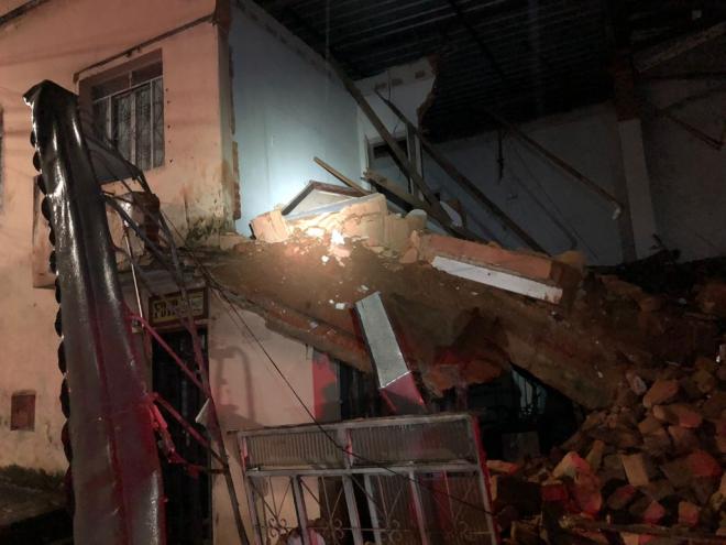 Apesar da casa estar vazia, ao desabar, os escombros atingiram uma edificação comercial vizinha  
