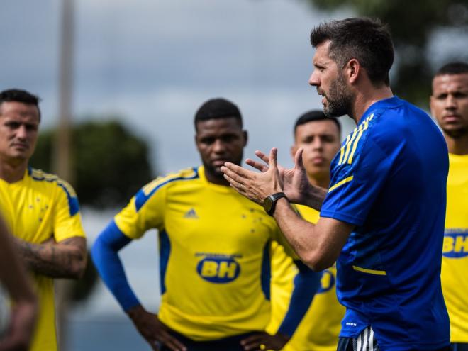 Técnico uruguaio terá, ao todo, 22 dias para preparar a equipe