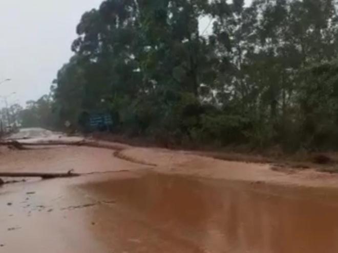 Lama invadiu a rodovia que está interditada nos dois sentidos