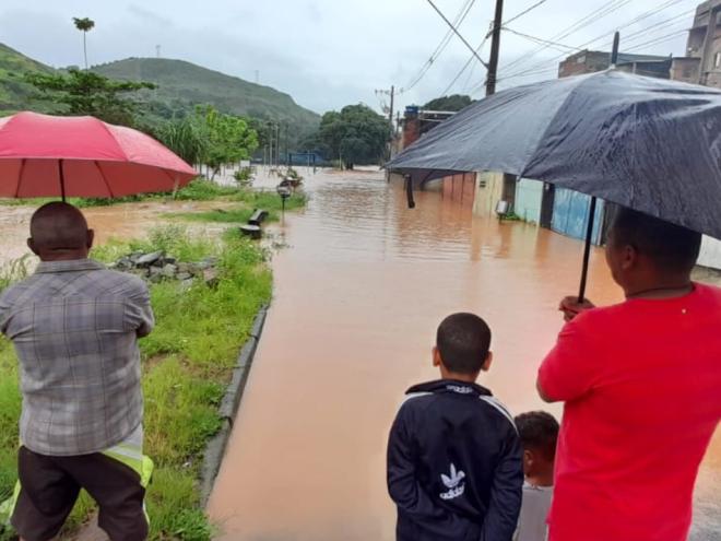 Moradores olham alagamento no bairro Dom Helvécio (Prainha) em Fabriciano