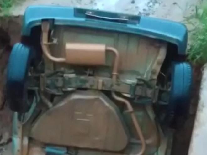 Carro caiu em cratera formada por ponte