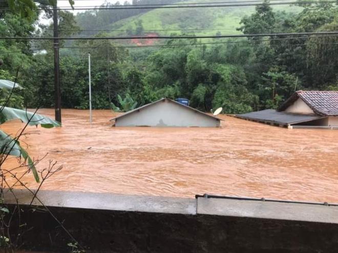 No município de Rio Piracicaba cheia do rio inundou ruas da cidade