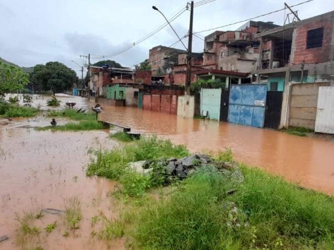 Bairro Dom Helvécio alagado neste domingo (8)