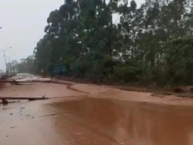 Um trecho da BR-040 próximo à saída de Belo Horizonte para o Rio de Janeiro foi inundado por lama e rejeito de minério