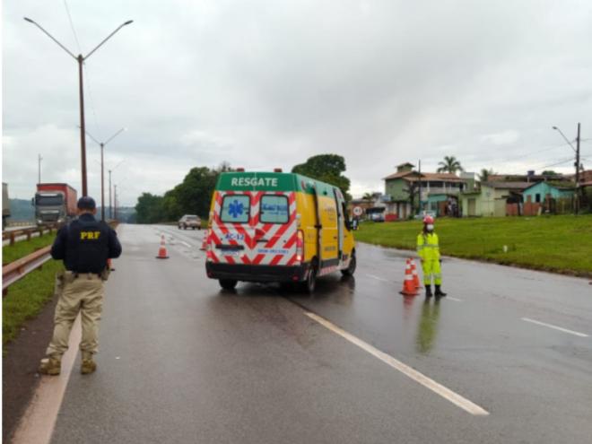 A recomendação  da Polícia Rodoviária Federal é evitar as rodovias. Há vários deslizamentos de terra ao longo das rodovias e rios que estão no nível das pontes, podendo transbordar a qualquer momento
