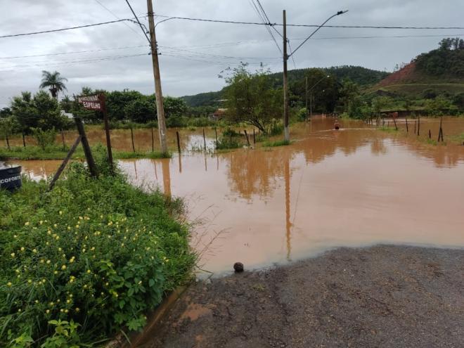 A parte baixa do Residencial Porto Seguro amanheceu inundada, nesta segunda-feira, 10/1