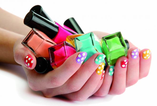 O esmalte ganhou tons e texturas diferenciadas. Mais do que um item de beleza, a manicure cria verdadeiras obras de arte nas unhas