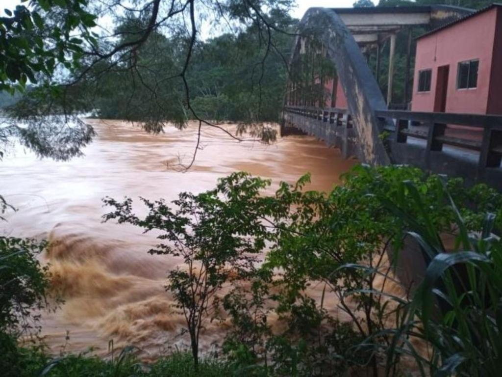 Rio Doce visto da Ponte Perdida, perto do distrito de Revés do Belém, em Bom Jesus do Galho 