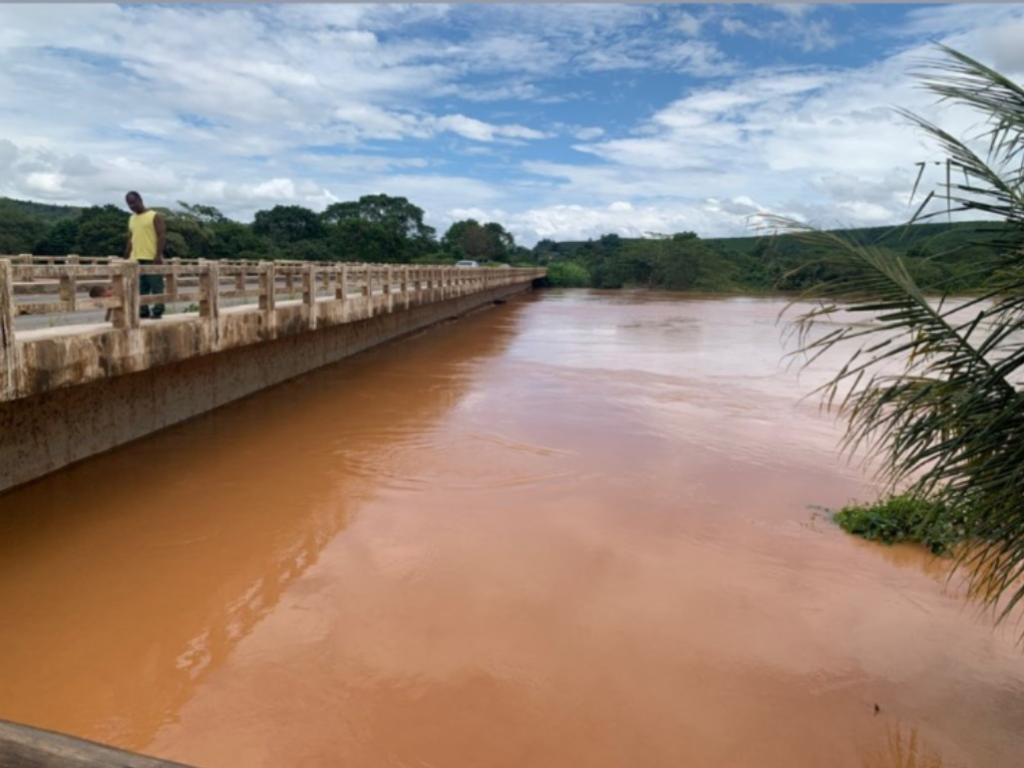 Cheia do rio Santo Antônio, na ponte da BR-381 em Naque 
