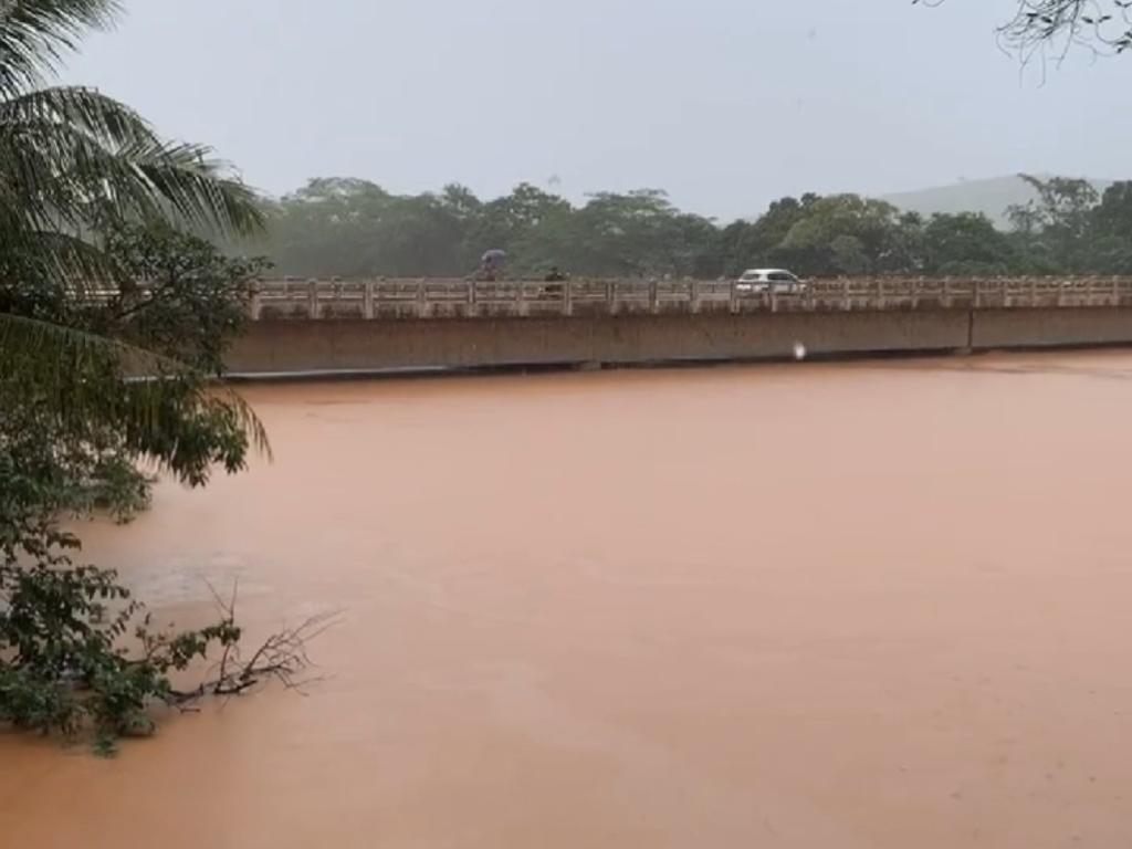 Rio Santo Antônio é um dos principais afluentes do rio Doce; ponte fica perto da foz no rio Doce  