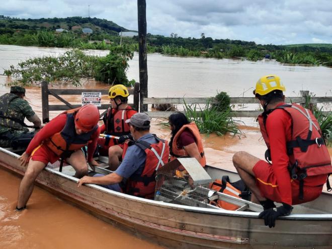 As pessoas estão sendo resgatadas pelos policiais militares do Meio Ambiente e pelos bombeiros militares 