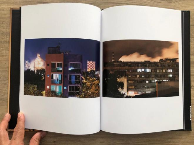 Prédios e casas mimetizam com chaminés, torres e altos-fornos, evocando cenários de ficção científica que inspiram o artista