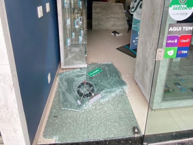 Imagens de câmeras de segurança registraram a ação dos criminosos nesse estabelecimento, no bairro Horto em Ipatinga