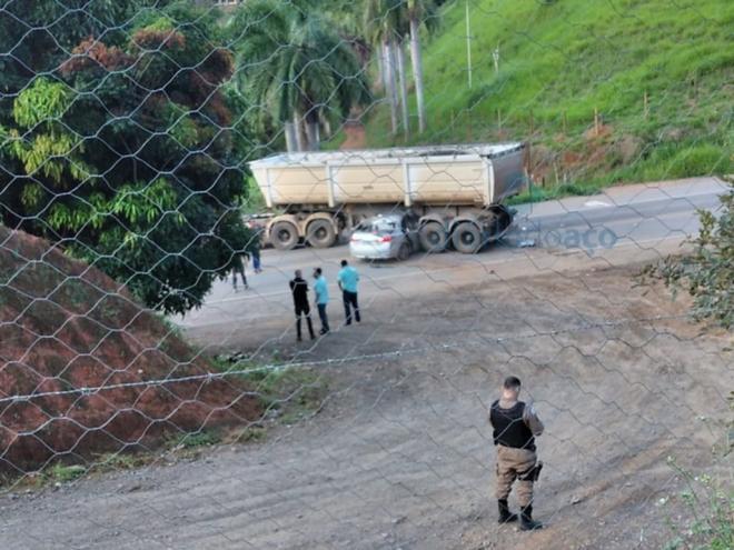 Caminhão puxando uma carreta saiu de pátio de empresa e convergiu na rodovia, quando houve o acidente 