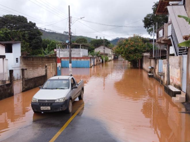 Além de lidar com pontos de alagamento, moradores sentem a falta de abastecimento de água