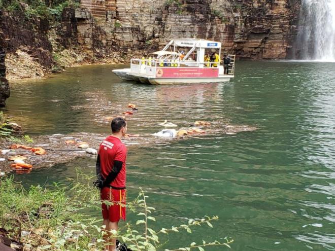 Bombeiros atuam na área da tragédia de sábado (8), quando dez pessoas morram na queda de uma rocha do cânion do Lago de Furnas, uma das principais atrações turísticas da região