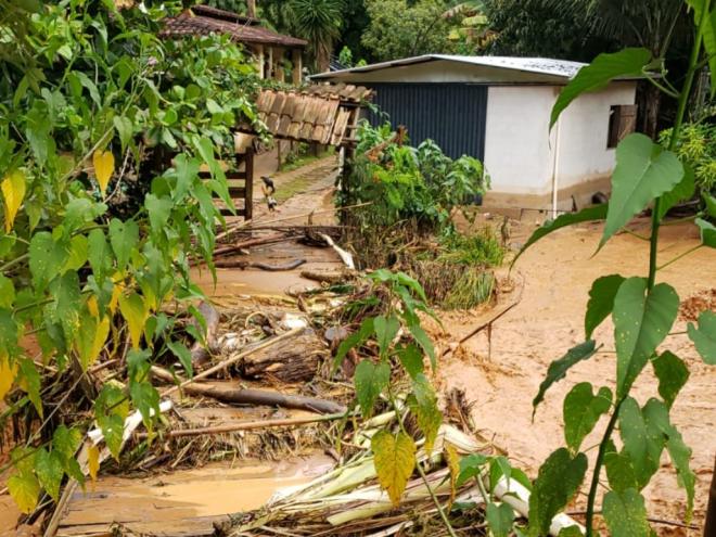 Vendaval provocou estragos e duas pessoas desapareceram na tarde de terça-feira, em Mesquita 