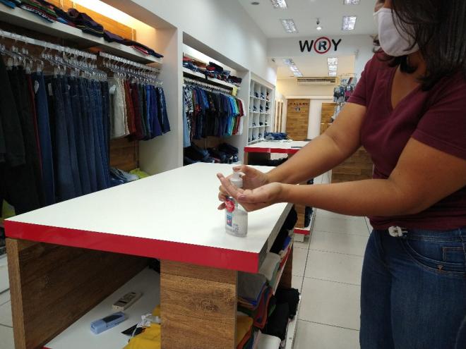 Comerciantes devem cobrar uso de máscaras e álcool gel dos clientes