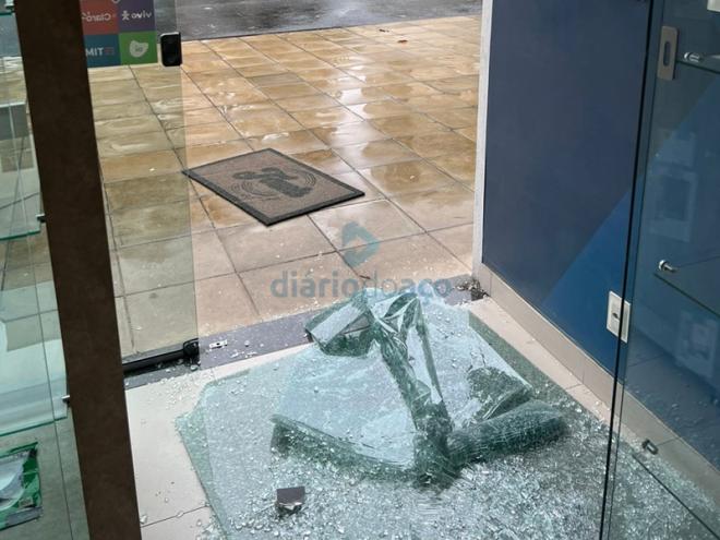 Os autores quebraram uma porta de vidro para entrarem na loja que vende celulares e outros produtos eletrônicos