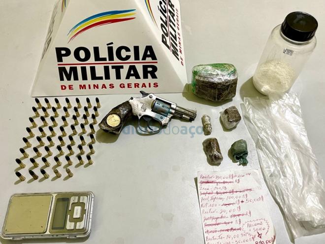 O material recolhido pelos policiais na casa denunciada pela comunidade