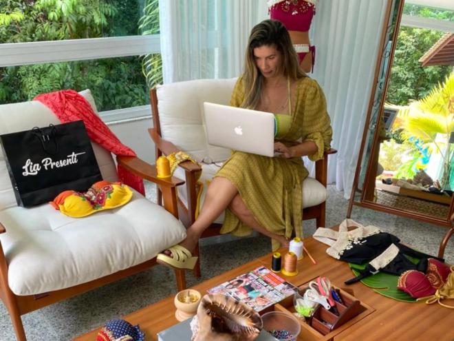 A estilista e empresária Lia Presenti faz sucesso com vendas de moda praia pelo Instagram