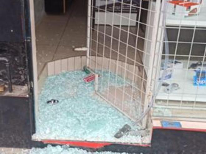Ladrão arrombou grade, estourou porta de vidro e furtou diversos bens, foi identificado, mas ainda não foi preso 