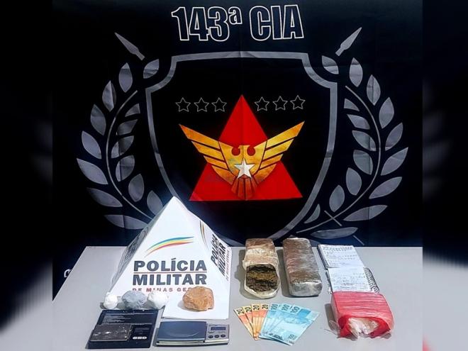 O entorpecente apreendido pelos PMs depois que abordaram o rapaz com uma porção de cocaína