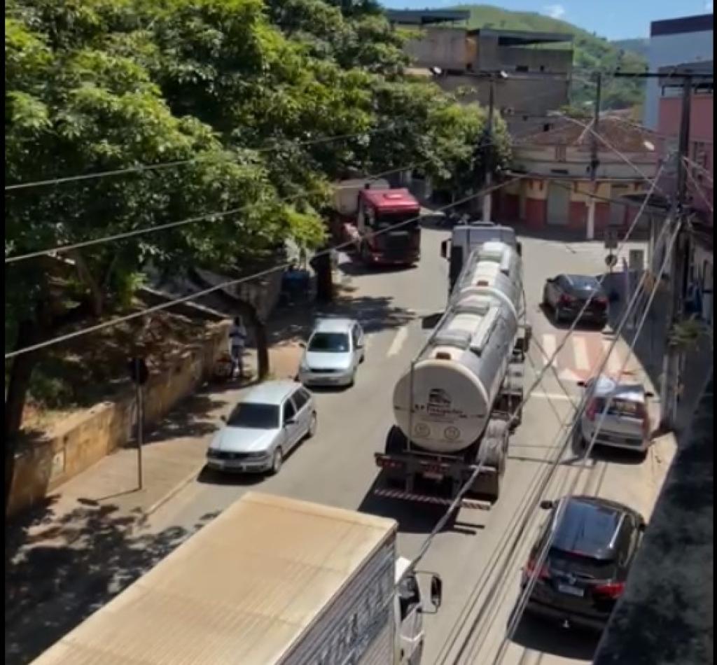 Mesmo com placas indicativas de proibição de veículos pesados, vindos da MG-760, carretas estão circulando pelo Centro de Timóteo