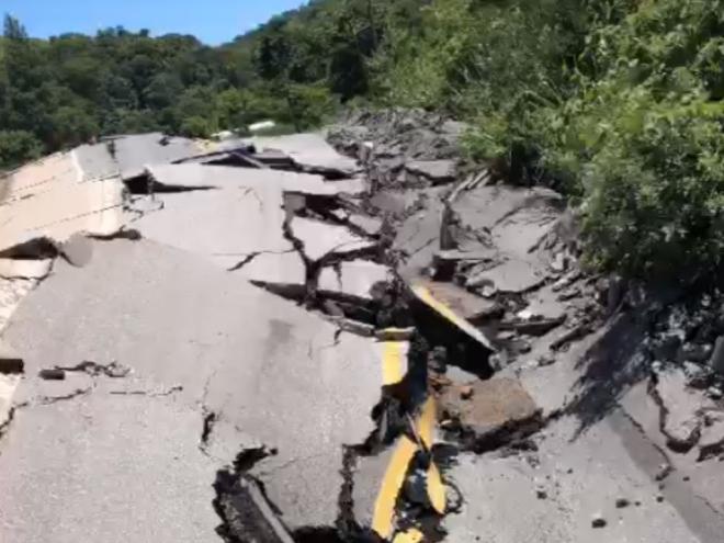 Trecho de mais de 100 metros da BR-381 em Nova Era virou está destroçado