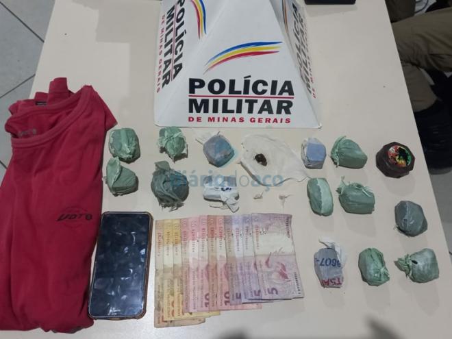 Os objetos apreendidos durante as abordagens aos suspeitos de envolvimento no assalto