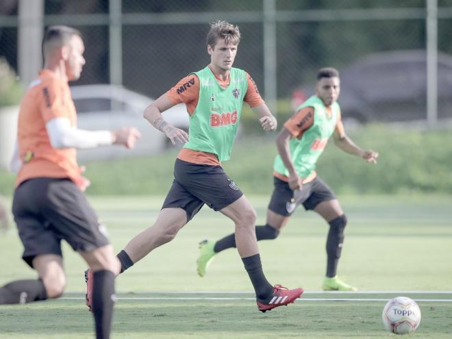 Zagueiro fechou contrato de dois anos com o Coelho